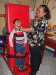 Therapieliege im Zentrum (CET).  Kinder, die bisher immer nur in Rückenlage die Welt gesehen haben,  erhalten durch die horizontale Lage einen anderen Blick.  Diese Gerätschaften konnten durch unsere Spenden gekauft werden. 