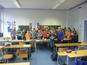 Monika Höhn mit SchülerInnen der Klasse 6a