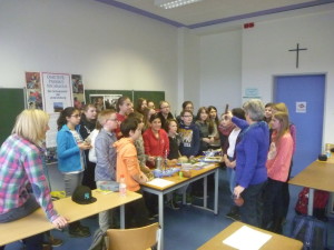 Monika Höhn mit SchülerInnen der Klasse 6a
