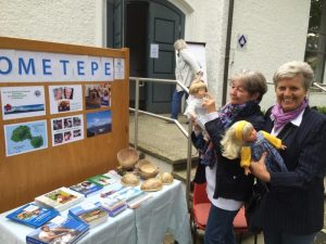 Monika Höhn mit einer Mitarbeiterin des EINE-WELT KREISES der Trinitatis-Gemeinde Münster